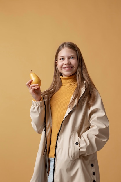 Photo gratuite personne d'automne avec des vêtements confortables