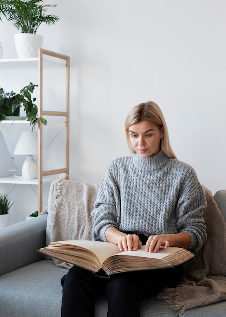 Personne aveugle lisant à la maison