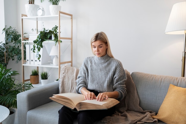 Personne aveugle lisant à la maison