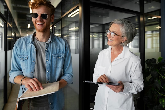 Personne aveugle travaillant dans un emploi de bureau inclusif