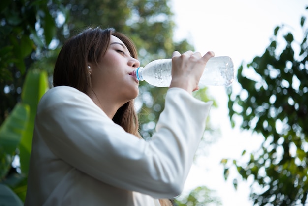 Personne en bonne santé jolie femme d&#39;affaires nature