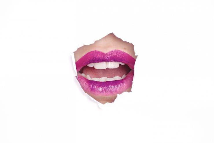 Photo gratuit personne, à, bouche ouverte, porter, pourpre, rouge lèvres, blanc