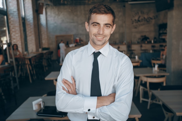 Personne de bureau moderne face travailleur