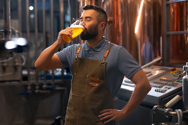 Photo gratuite personne buvant de la bière artisanale