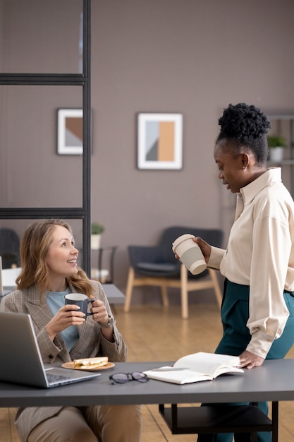 Photo gratuite personne buvant une boisson pendant la pause