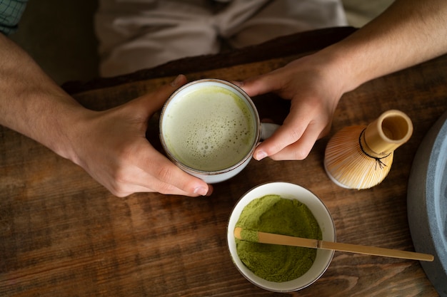 Personne buvant une tasse de thé matcha