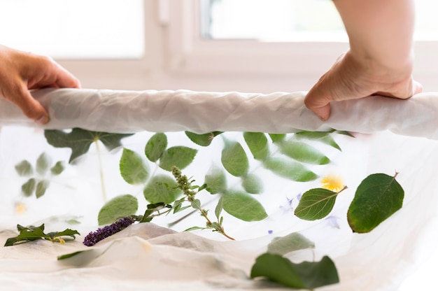 Photo gratuite personne colorant un chiffon avec des feuilles