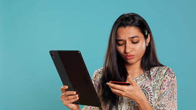 Une personne contrariée incapable de faire des achats sur Internet se voit refuser la carte