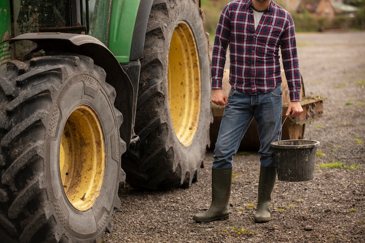 Photo gratuit personne à côté du tracteur