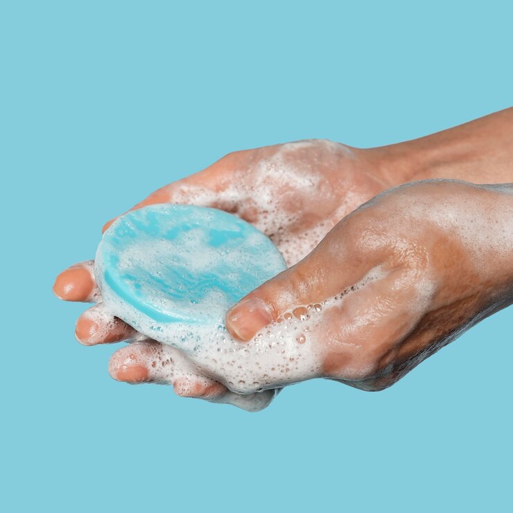 Photo gratuit personne sur le côté tenant un gros plan de savon bleu