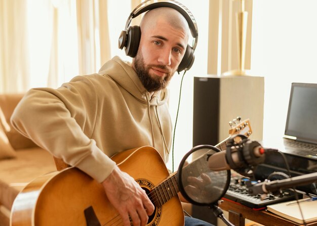 Personne créative pratiquant une chanson à la maison