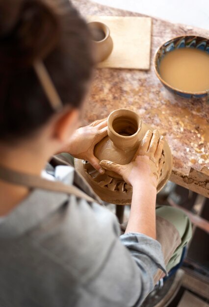 Personne créative travaillant dans un atelier de poterie