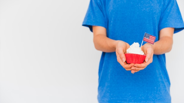 Personne culture avec gâteau dans les mains