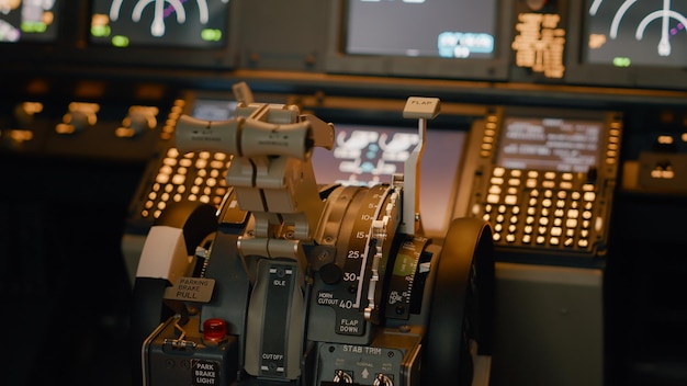 Personne dans la cabine d'aviation vide avec levier moteur sur le tableau de bord et commande du panneau de commande. Cockpit d'avion avec interrupteur et boutons d'alimentation, boussole radar et pare-brise. Fermer.