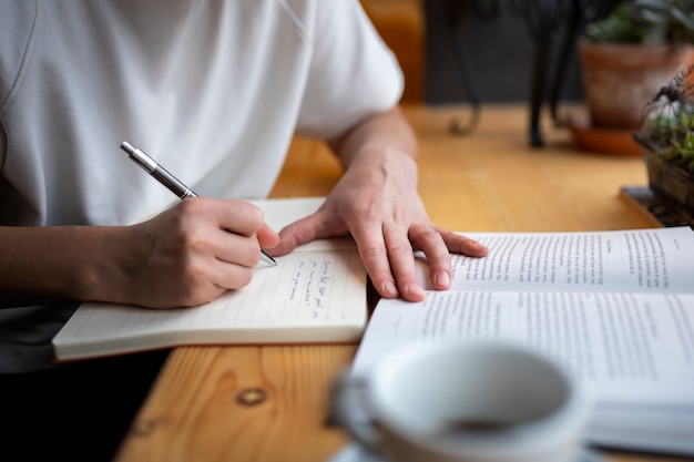 Personne dans un café appréciant un livre