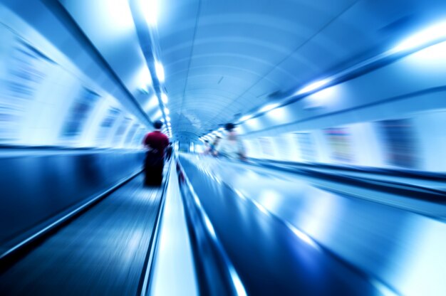 Personne dans un escalator