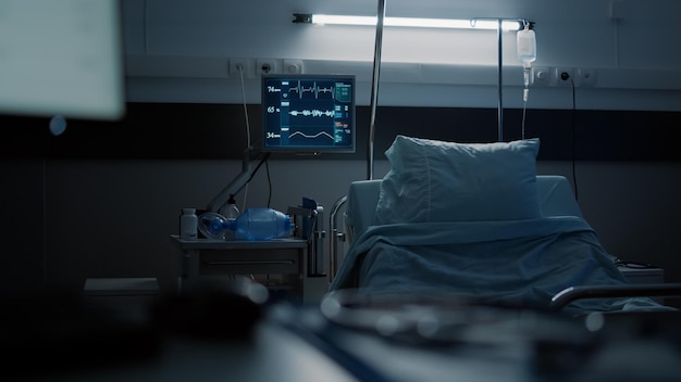 Photo gratuite personne dans la salle d'hôpital avec un équipement moderne, un lit, un moniteur de soins de santé, un ordinateur, un fauteuil roulant de l'établissement. technologie utilisée pour guérir la maladie, les blessures, la maladie, la maladie, la chirurgie