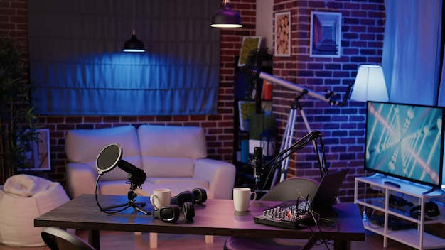 Personne dans le studio de production de podcasts avec microphone et casque professionnels pour une interview en streaming sur la radio Internet. Bureau vide avec équipement de streaming pour diffuser une émission en direct sur les réseaux sociaux.