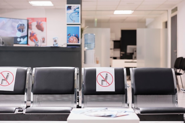 Photo gratuite personne dans la zone d'attente vide de la réception de l'hôpital, établissement médical avec service de santé pour soigner les patients atteints de maladie. personne dans la salle d'attente du hall de la clinique pendant la pandémie de covid 19.