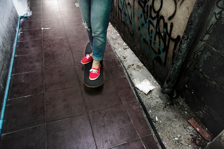 Photo gratuit personne, debout, sur, skateboard, dans, allée rue