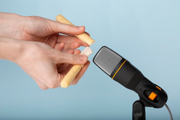 Personne déchirant des bâtonnets de pain près du microphone pour asmr