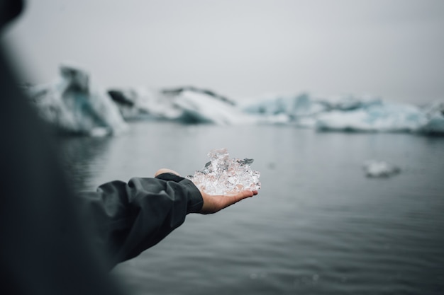 Personne détient un morceau de glace de glacier en Islande