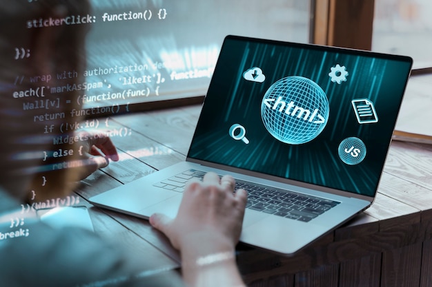 Photo gratuite personne devant un ordinateur travaillant en html