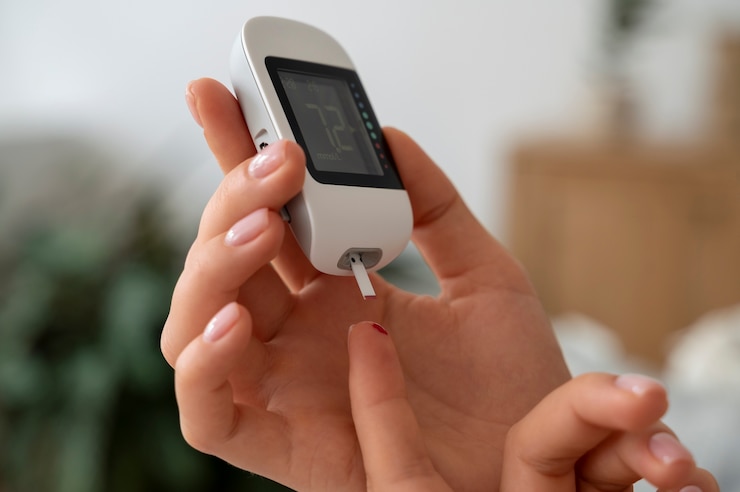 Photo gratuit une personne diabétique contrôle son taux de glucose