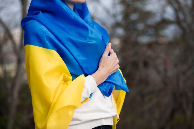 Personne avec le drapeau ukrainien