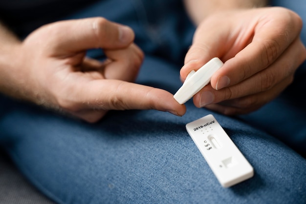 Personne effectuant un test covid à domicile