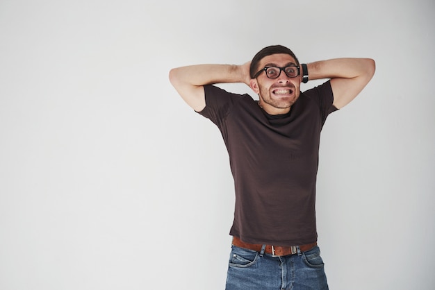 Photo gratuite la personne émotionnelle en tenue décontractée et à lunettes a l'air de commettre l'erreur irréparable