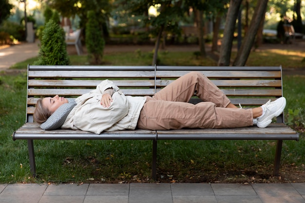 Photo gratuite personne endormie faisant la sieste