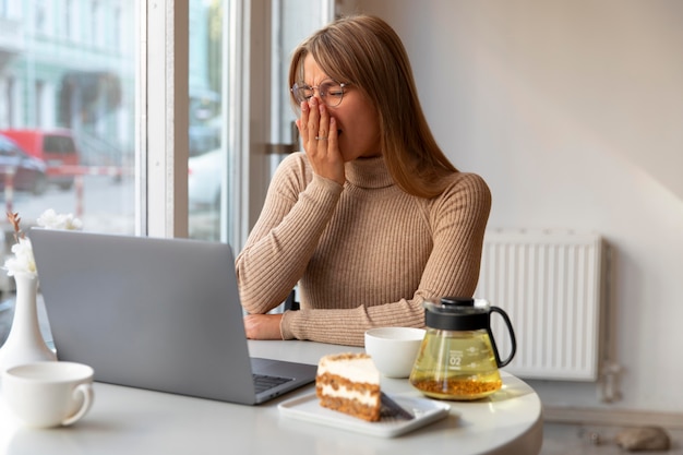 Photo gratuite personne endormie faisant la sieste