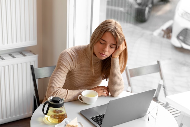 Photo gratuite personne endormie faisant la sieste