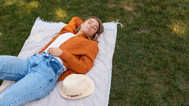 Personne endormie faisant la sieste