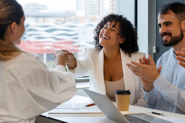 Photo gratuit personne exprimant sa gratitude à ses collègues de travail
