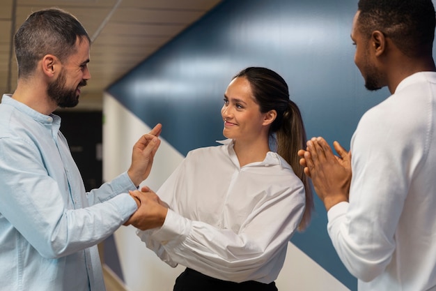 Personne exprimant son appréciation à ses collègues de travail