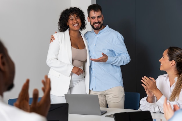 Photo gratuite personne exprimant son appréciation à ses collègues de travail