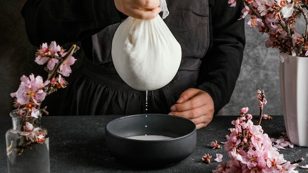 Photo gratuite personne faisant du lait d'amande