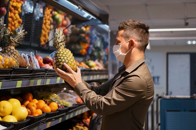 Personne faisant du shopping avec un masque facial