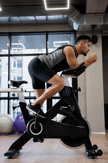 Personne faisant du vélo en salle