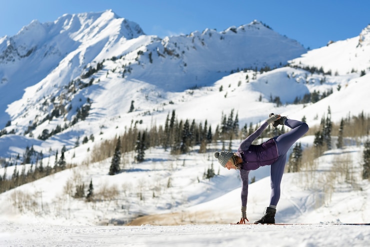 Photo gratuit personne faisant du yoga par temps froid et hivernal