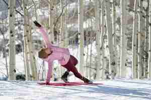 Photo gratuite personne faisant du yoga par temps froid et hivernal