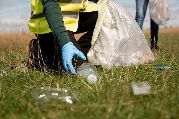 Photo gratuite personne faisant un service communautaire en ramassant les ordures