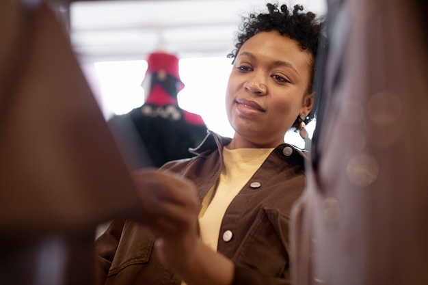 Photo gratuite personne faisant ses courses sur le marché de l'occasion