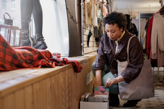 Personne faisant ses courses sur le marché de l'occasion