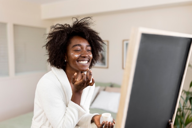 Photo gratuite personne faisant des soins de beauté