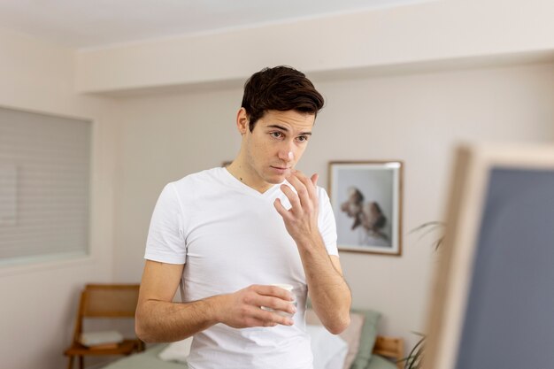 Photo gratuite personne faisant des soins de beauté