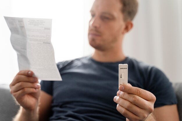 Personne faisant un test covid à domicile