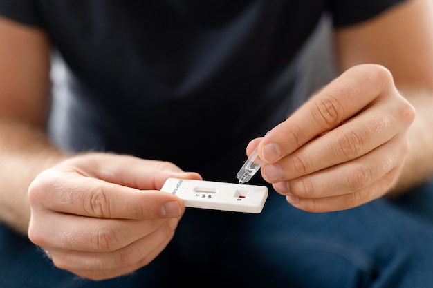 Personne faisant un test covid à domicile